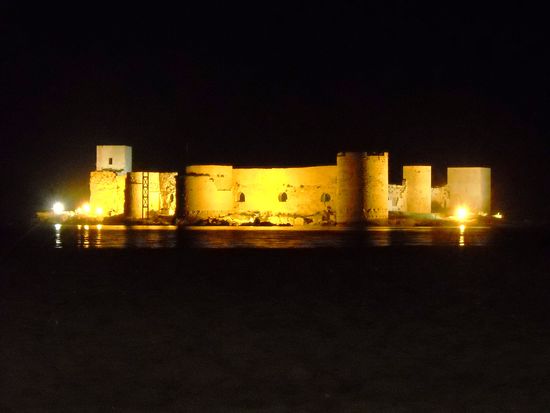 Die "Mädchenburg" Kizkalesi bei Nacht.