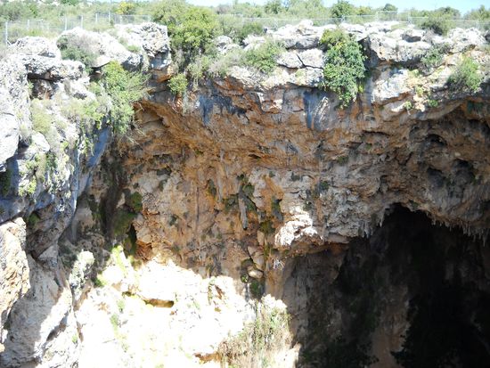 Blick in die "Hölle" - In der Antike galt dieser Ort als Eingang zum Hades. Ein Abstieg ist unmöglich, die senkrecht abfallenden Felswände lassen höchstens einen Sprung zu ...