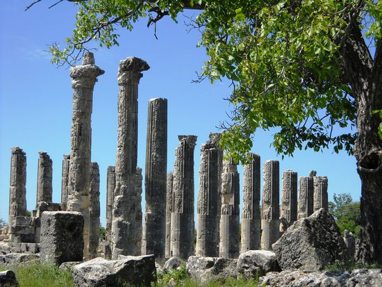 Uzuncaburc - der Zeus-Tempel, welcher vermutlich im 3. Jh. v. Chr. errichtet wurde.