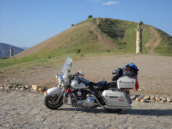Der Karakus-Tumulus. Es ist ein künstlicher Grabhügel aus geschottertem Stein.