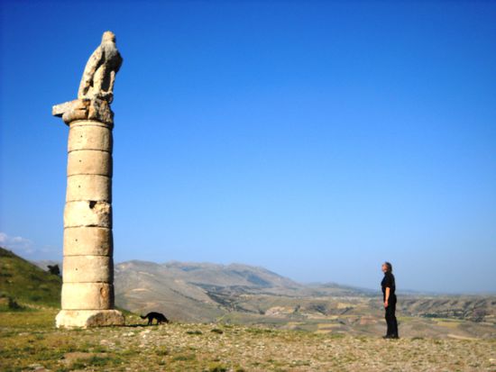 Die Adler-Säule auf dem Karakus-Tumulus - die Größe kann man hier gut erkennen. Rolf ist ja nicht gerade ein Zwerg.