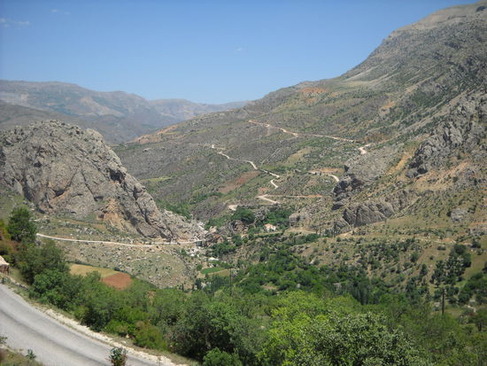 Durch eine schöne Schlucht gelangten wir nach Karadut (Mini-Dorf), von wo wir auf den Nemrut Dagi fuhren.