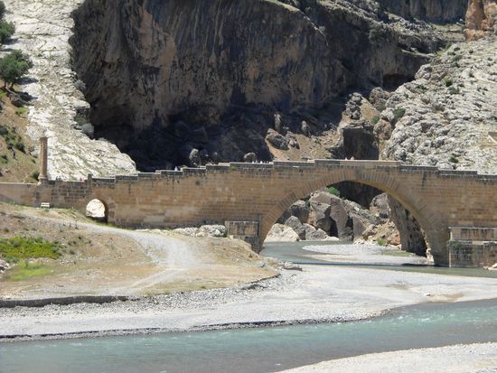 Die römische Brücke über den Cendere Suyu wurde unter Kaiser Septimius Severus (194 - 211) errichtet. Einst flankierten 4 Säulen die Brücke.