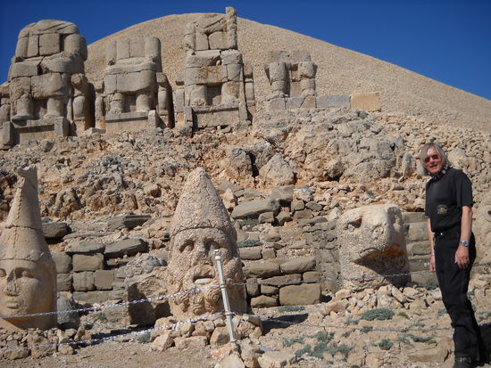 Auf dem Nemrut Dagi, dem größten Grabhügel der Welt.