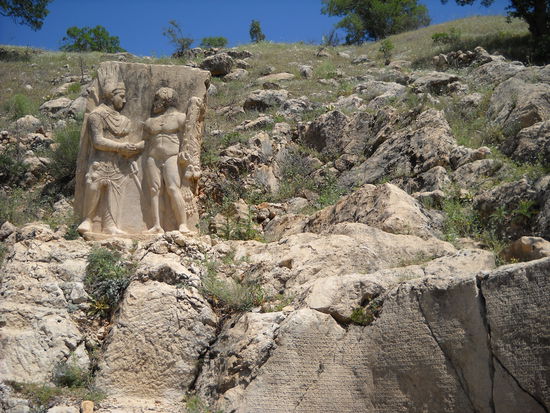 Arsameia - das am besten erhaltene Dexiosis-Relief von Kommagene. Es zeigt einen der beiden Könige, Antiochos oder Mithridates, beim Handschlag mit dem nackten Herkules.