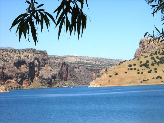 Atatürk-Stausee
Der Euphrat wurde zu einem über 800 qm großen See mit 8 Wasserkraftwerken aufgestaut. Mit diesem Damm können 882.000 ha Land bewässert werden.