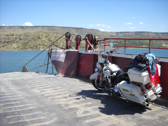 Mit dieser abenteuerlichen Fähre überquerten wir den Atatürk-Stausee, um nach Siverek zu fahren.