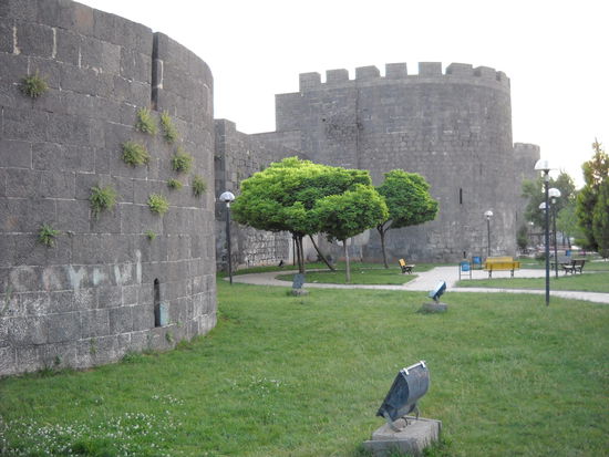 Diyarbak&amp;#305;r besitzt eine der größten und besterhaltenen Befestigungsanlagen der Welt. Sie besteht zum größten Teil aus Basalt und wurde unter Konstantin II. angelegt