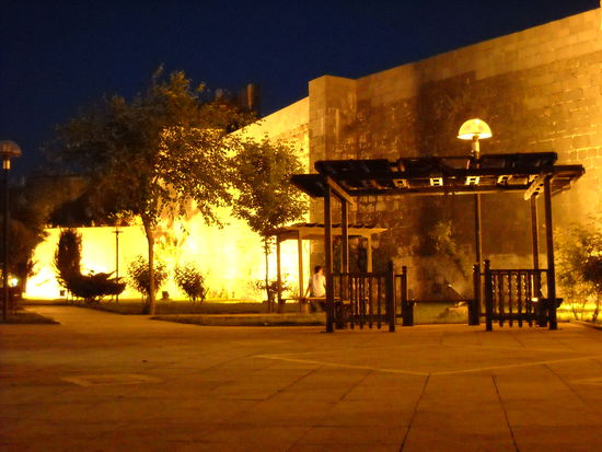 Diyarbarkir - abends machten wir an der schön beleuchteten Stadtmauer einen Spaziergang.