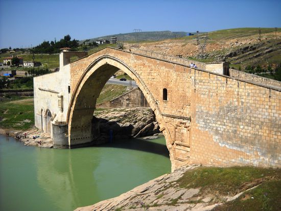 Bei Yenicaglar entdeckten wir diese schöne Türkenbrücke über den Fluss Batman.