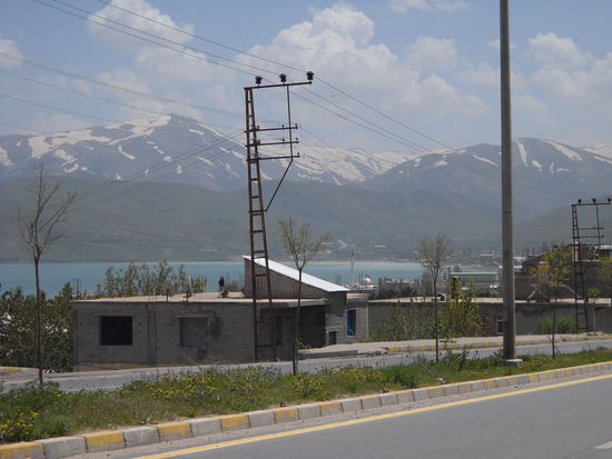 Wir kommen zum Vansee - Blick auf die hohen schneebedeckten Berge (Ziyaret Dagi - 2.450 m).