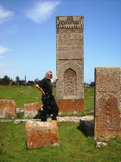 Ahlat - Wie groß die Grab-Stelen sind, kann man auf diesem Bild erkennen.