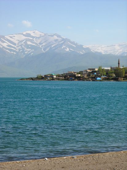 Besonders beeindruckend sind die schneebedeckten Berge um den Vansee.