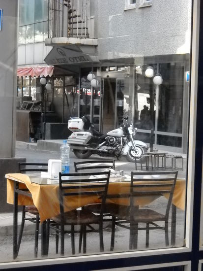 Tatvan - Blick auf das Hotel Alice - der Portier hängte zwischenzeitlich mal seine Socken zum Trocknen an den Motorradspiegel.