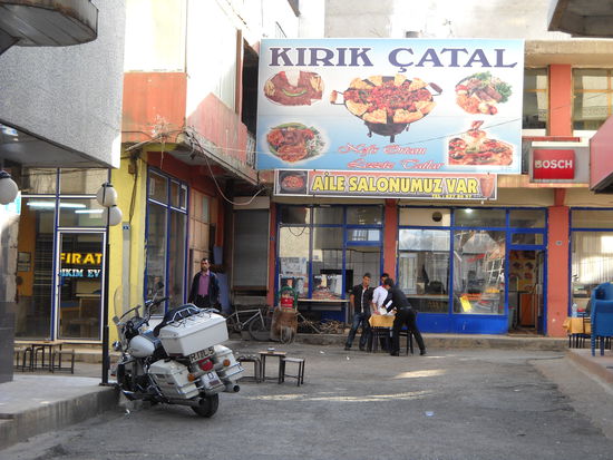 Hier im Hinterhof haben wir gegessen: super gut und super lecker und eine hervorragende freundliche Bedienung!