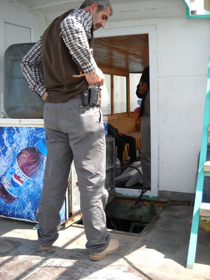 Wir waren wohl auf einem Seelenverkäufer. Erst ging das Benzin aus, dann streikte der Motor, so dass wir von einem anderen Schiff ins Schlepptau genommen wurden!