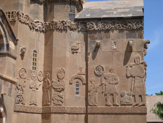 Die Kirche ist mit wunderschönen Reliefs versehen.