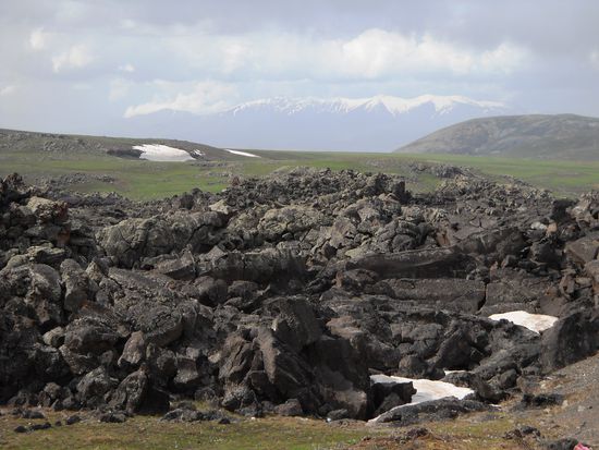 Riesige Lavafelder säumten die Straße, es lag noch Schnee.
