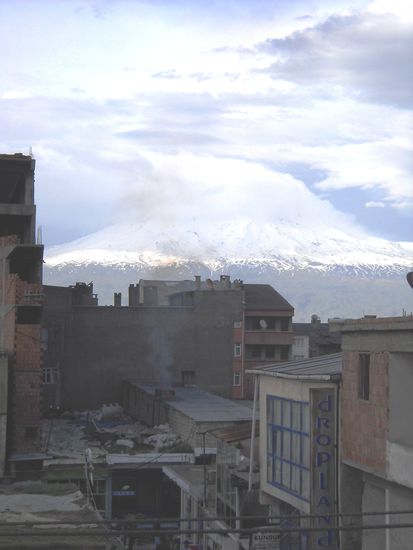 In Dogubayazit nahmen wir ein schönes Hotel mit Blick auf den Berg Ararat. Das Hotel hatte einen abgeschlossenen Parkplatz, so dass die Harley sicher untergebracht war.