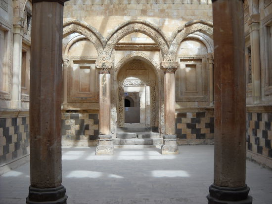 Beeindruckend ist die Moschee.