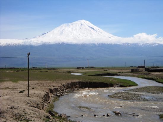 Wir verlassen Dogubayazit, Richtung Norden - der Ararat begleitet uns.