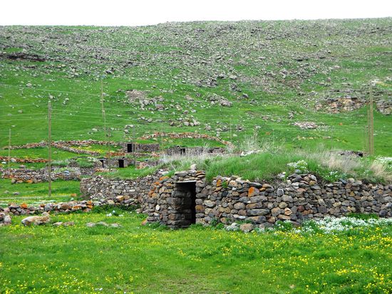 Verlassenes Dorf im Penek-Tal.