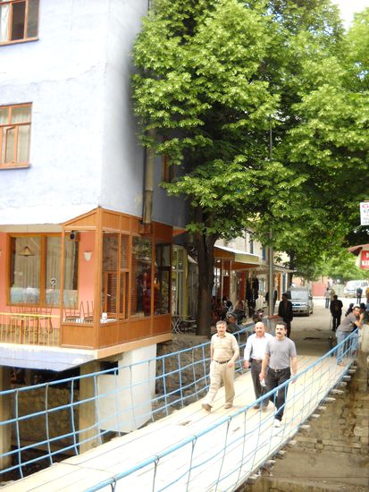 In dem Haus links haben wir in Yusufeli übernachtet - war abenteuerlich.