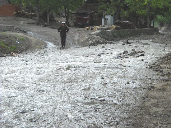 Dieser Fluss musste durchfahren werden, es gab keine Brücke.
