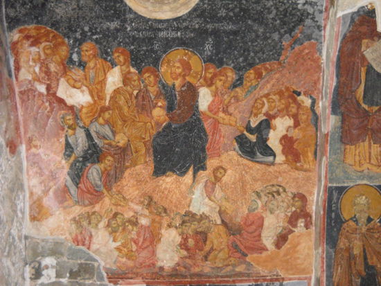 Das Innere der Kirche ist mit schönen Fresken geschmückt.