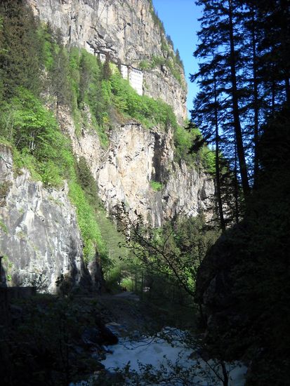 Das Kloster liegt wie ein Adlerhorst am Felsen.