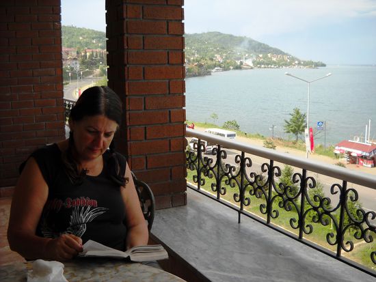 Von der Terrasse des Hotels hatte man einen tollen Überblick über das Geschehen in der Stadt und auf das Meer.