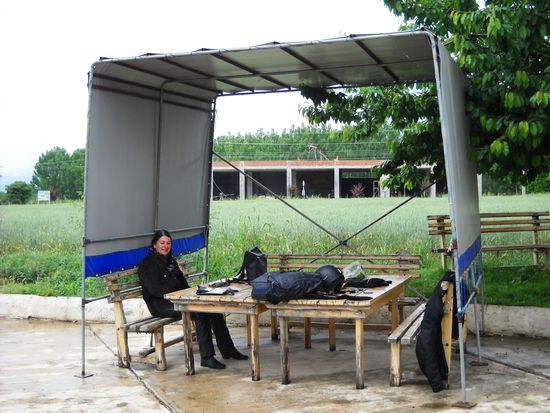 Leider hat uns dann der Regen in Niksar erwischt. Aber an dieser Tankstelle konnten wir uns trocknen und bekamen heißen Tee vom Tankstellenpächter serviert!
