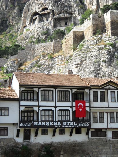 In diesem schönen Hotel - der Besitzer spricht Deutsch - haben wir übernachtet, mit Blick auf den Fluss. Oben sieht man die haushohen pontischen Königsgräber.