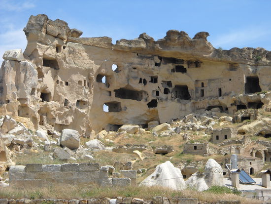 Kappadokien - der Fels sieht aus wie Schweizer Käse mit seinen Löchern.
