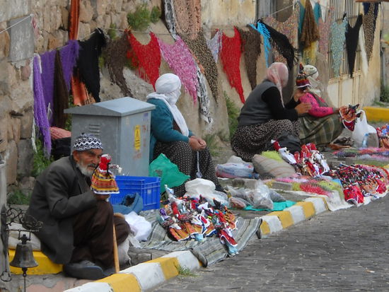 Eine Puppe und Tischdecken haben wir in diesen fliegenden Läden erstanden.