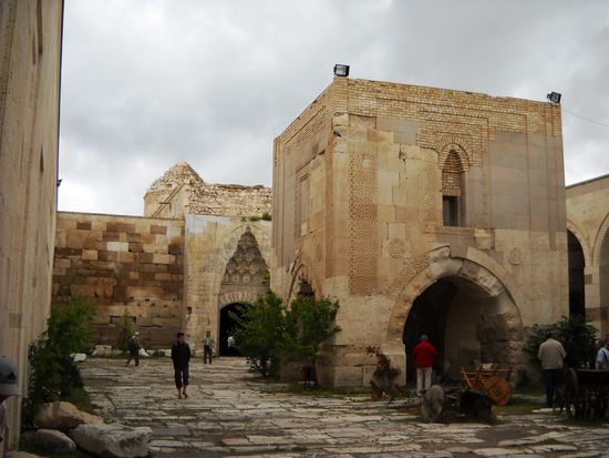 Sultanhani wurde 1229 erbaut. Sie liegt zentral an der historischen Seidenstraße und am Seldschukischen Karawanenweg.