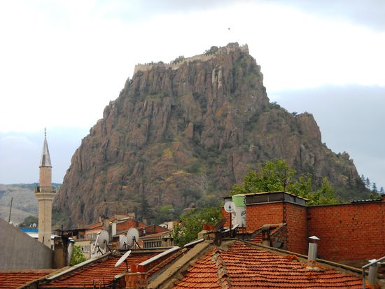 Afyon - Hochburg des Opiumanbaues.
Allerdings heute staatlich kontrolliert, für pharmazeutische Zwecke.