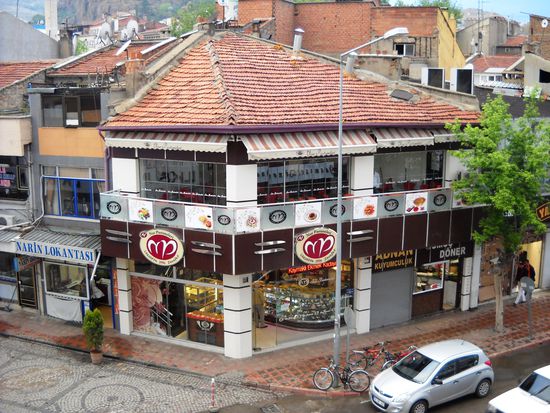Blick von unserem Hotelfenster auf die Hauptstraße von Afyonkarahisar.