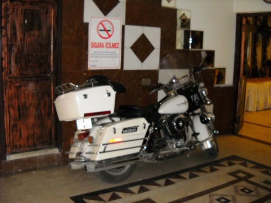 Das Motorrad steht in der Lobby des Hotels Soydan in Afyonkarahisar.