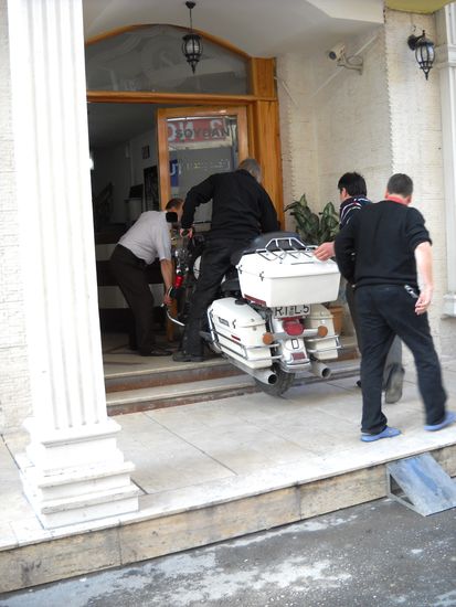 Am nächsten Morgen: Das Motorrad muss aus der Lobby auf die Straße gefahren werden, 400 kg, nicht so leicht zu handhaben! Es darf ja nicht aufsitzen.