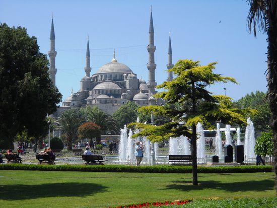 Istanbul:
Die Blaue Moschee wurde unter Sultan Ahmet I. 1609 erbaut.