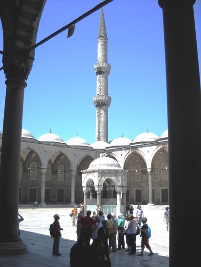 Istanbul - Blaue Moschee:
Der Innenhof mit Reinigungsbrunnen.
