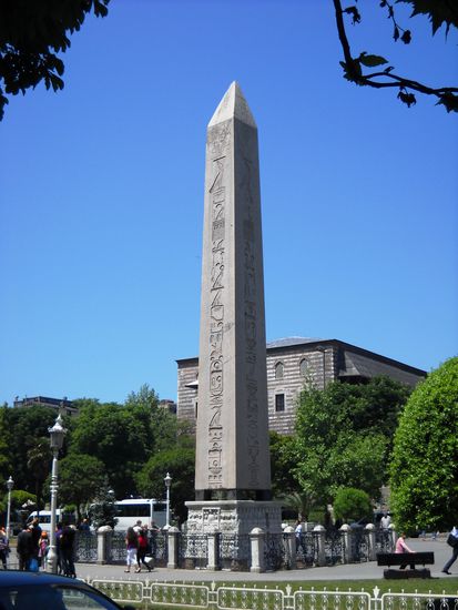Istanbul:
Der ägyptische Obelisk auf dem Pferdeplatz wiegt 800 Tonnen und ist ca. 20 m hoch. Wie und warum er hierher kam, weiß niemand.