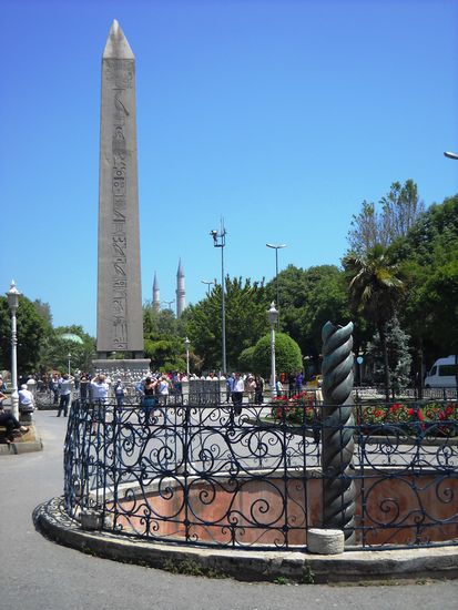 Istanbul - Pferdeplatz:
Die Schlangensäule, 2.500 Jahre alt. Sie stand früher vor dem Apollontempel in Delphi.