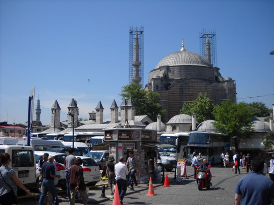 Istanbul:
Die Beyazitmoschee, deren Minarette gerade restauriert werden.