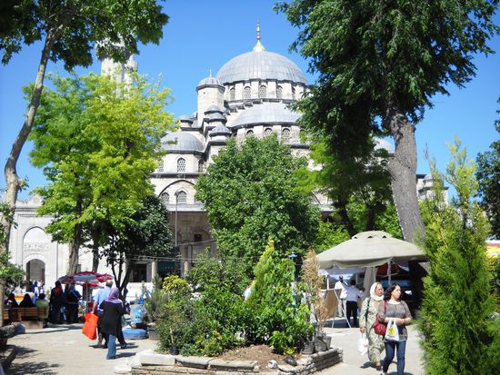 Istanbul:
Die Yenii Cami (Neue Moschee) ist der Blickfang am Ufer des Goldenen Hornes.