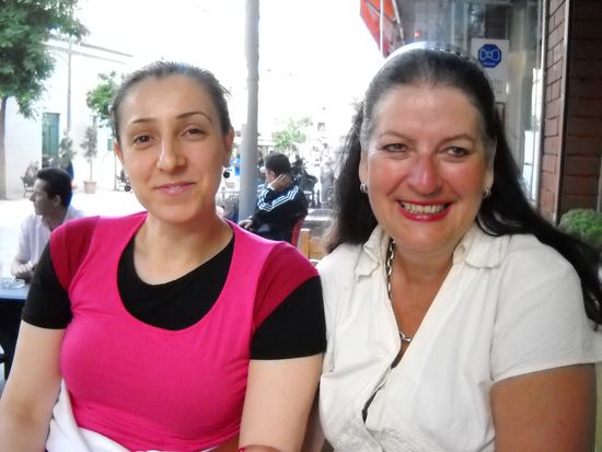 Rehan, die Nichte unseres Freundes Hayrettin, hilft uns bei unserem Aufenthalt in Istanbul. Wir wohnen im Haus der Familie.