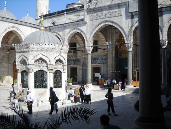 Im Innenhof der Neuen Moschee - sie stammt aus dem Jahr 1663.