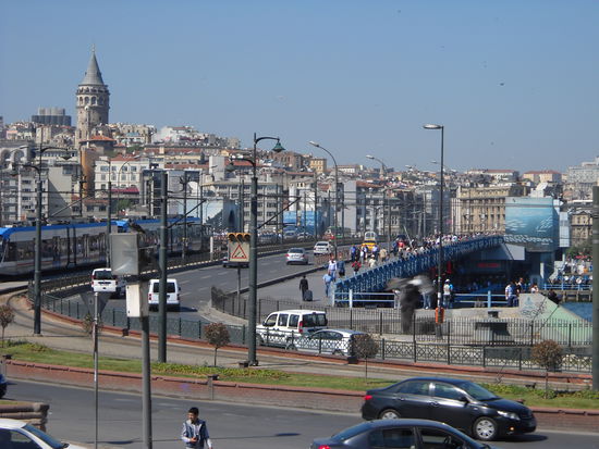 Istanbul:
Die Galatabrücke überspannt das Goldene Horn zwischen den Vierteln Eminönü im Stadtteil Fatih und dem Hafenviertel von Karaköy (Galata) im Stadtteil Beyoglu.