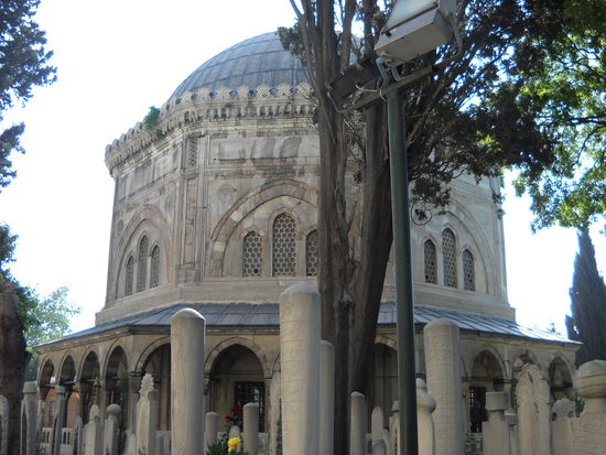 Istanbul:
Wir können nur die Türbe von Süleyman dem Prächtigen besichtigen. Türbe = muslimisches Mausoleum oder Grabstätte.